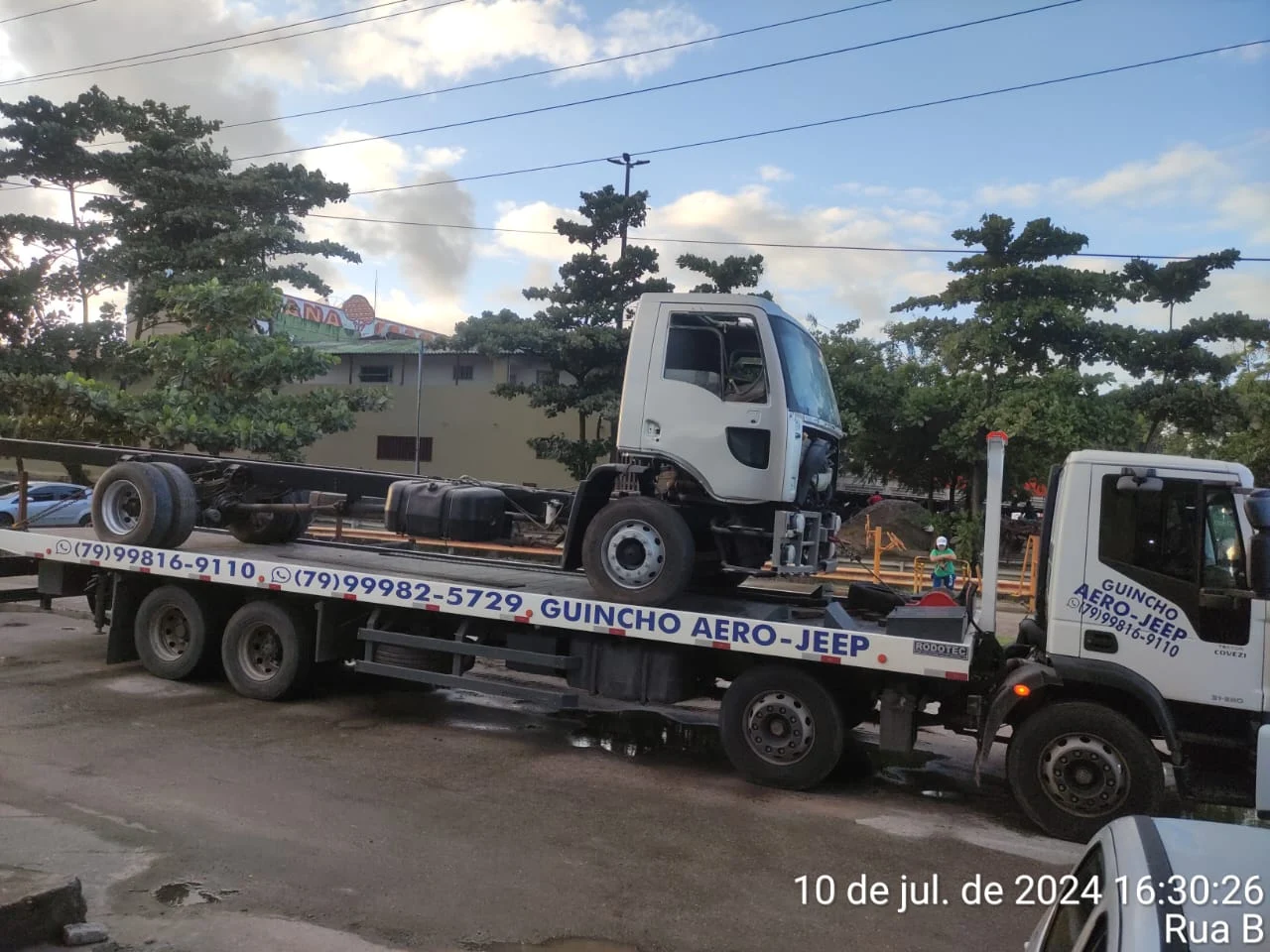 Guincho Aero-Jeep transportando veículo pesado