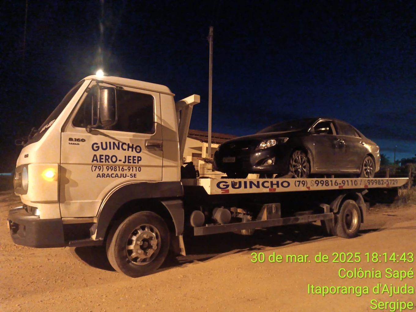 Reboque de automóvel à noite em Itaporanga d'Ajuda